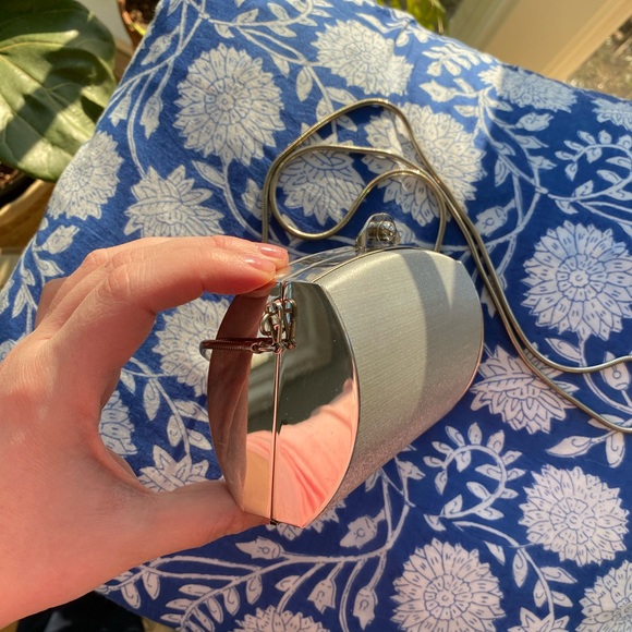 Vintage Stuart Weitzman Silver Satin Minaudière / Box Clutch w Removable Chain - Picture 6 of 13